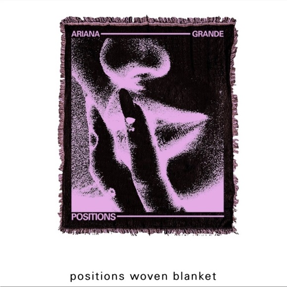 Ariana grande positions blanket! - Picture 6 of 7